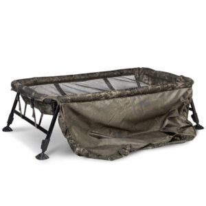 Nash Moqueta Cuna Hi-Protect Carp Camo es la aliada perfecta para todo carpista que valore la seguridad y el bienestar de sus peces.