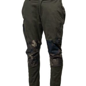 Nash Pantalón Impermeable Low Key Thermal Combats-M combina unos tejidos de alto rendimiento con detalles funcionales que marcan la diferencia.