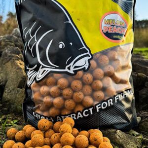 Naturalidad, confianza y atracción prolongada: los boilies Pro Elite Baits Boilies Classic Melon & Peach 14mm son la clave para cebaderos eficaces.