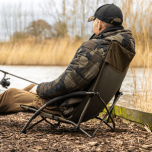 Avid Carp Silla Revolve Low es una opción excelente que combina comodidad, diseño inteligente y portabilidad para tus sesiones de carpfishing