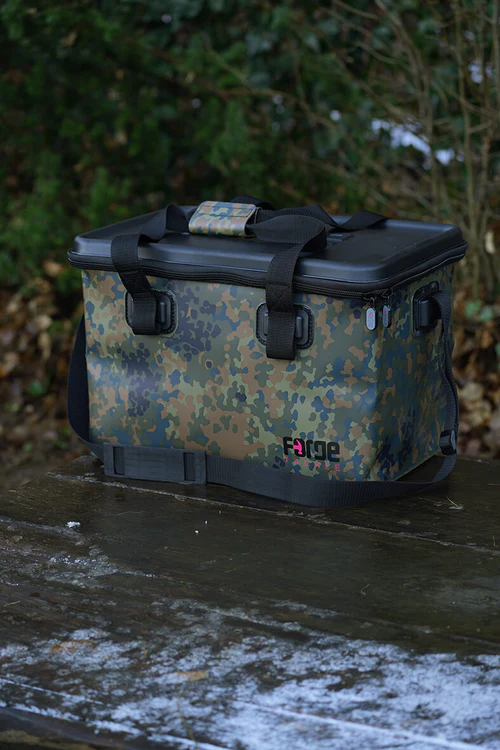 Forge Tackle Bolsa EVA Camo 38Ltr -XL Su diseño en camuflaje FTR le da un aspecto exclusivo y atractivo, asegurando que tu equipo no solo sea funcional.
