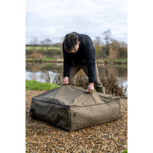 La Avid Carp Rvs Funda para Bed Chair - XL está diseñada para quienes buscan máxima protección y comodidad al transportar tu Bed Chair