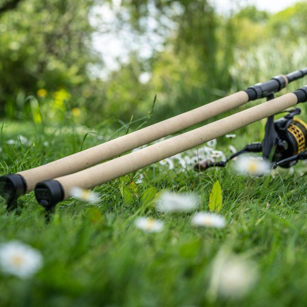 Nash Caña Scope Cork 9ft 3.25lb es una caña de carpfishing de alto rendimiento que ofrece una combinación ideal de potencia, sensibilidad y portabilidad.