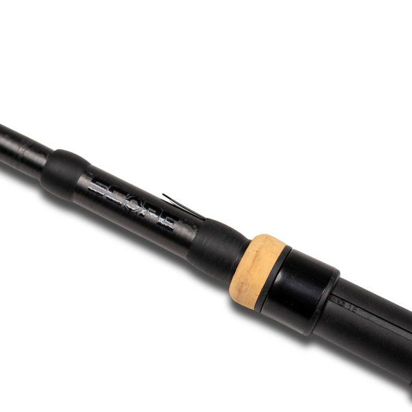 Nash Caña Scope Cork 9ft 3.25lb es una caña de carpfishing de alto rendimiento que ofrece una combinación ideal de potencia, sensibilidad y portabilidad.