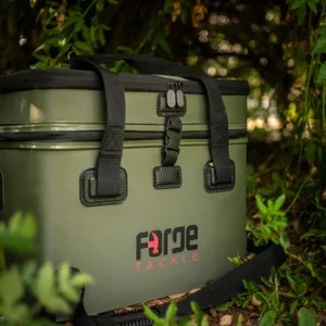 Forge Nevera Hydra Cooler 30L+8L imprescindible para cualquier pescador de carpfishing que busque maximizar la eficiencia y el confort en sus salidas.