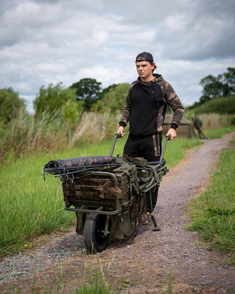 Fox Carretilla Explorer Barrow Mk2 diseñada para ofrecer máxima eficiencia, versatilidad y resistencia en cualquier escenario de carpfishing.