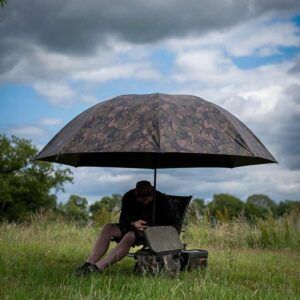 Fox Paraguas Camo 2025 es la solución perfecta para pescadores de carpfishing que buscan refugio rápido, discreto y funcional.