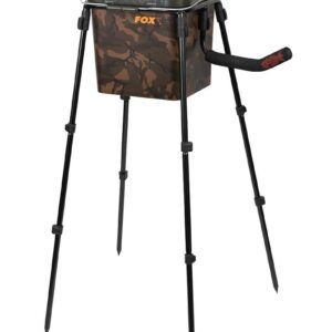 Fox Soporte de Cubo MK2 es una herramienta práctica y robusta diseñada para facilitar el cebado intensivo en tus jornadas de carpfishing.