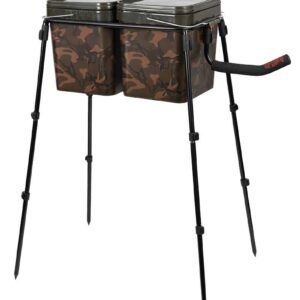 Spomb Soporte Doble de Cubo MK2 es una herramienta práctica y robusta diseñada para facilitar el cebado intensivo en tus jornadas de carpfishing.
