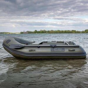 Fox Barca 240x neumática redefine lo que esperas de una barca para carpfishing y pesca deportiva. Con un diseño completamente renovado.
