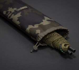 Korda Funda Compac Sacadera Dark Camo evita que el agua, el barro o las algas se filtren al resto de tu equipo, manteniendo todo limpio y ordenado.