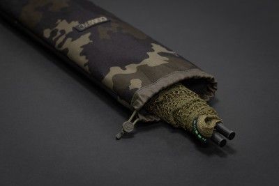 Korda Funda Compac Sacadera Dark Camo evita que el agua, el barro o las algas se filtren al resto de tu equipo, manteniendo todo limpio y ordenado.