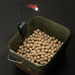 Spomb Linterna Pinza para Cubo Ha sido diseñada para iluminar tu zona de cebado directamente desde el cubo, evitando el uso de un frontal.