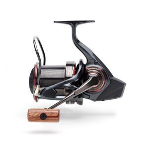 Daiwa Carrete Tournament Basia 45 SCW QD la evolución más refinada dentro de la prestigiosa familia Basia, diseñado para los pescadores más exigentes.
