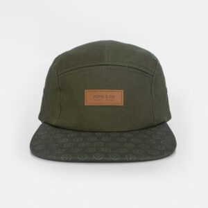 Kumu Gorra Mantra 5 Panel combina estilo contemporáneo, materiales de calidad y detalles exclusivos, convirtiéndose en una prenda imprescindible