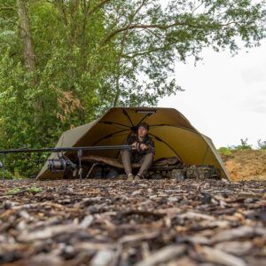 El Fox Easy Brolly 60 es una versión ampliada del popular refugio diario tipo paraguas de Fox, diseñada especialmente para pescadores.