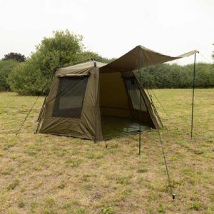 El Fox EOS Social Shelter XL es un refugio de pesca amplio, diseñado para sesiones largas y aficiones sociales como jornadas con amigos o familiares.