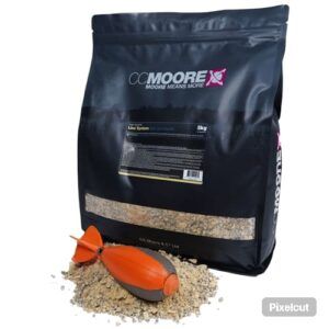El CC Moore Live System Instant Spod Mix es un cebo de referencia dentro del mundo del carpfishing, diseñado para ofrecer una atracción inmediata y duradera