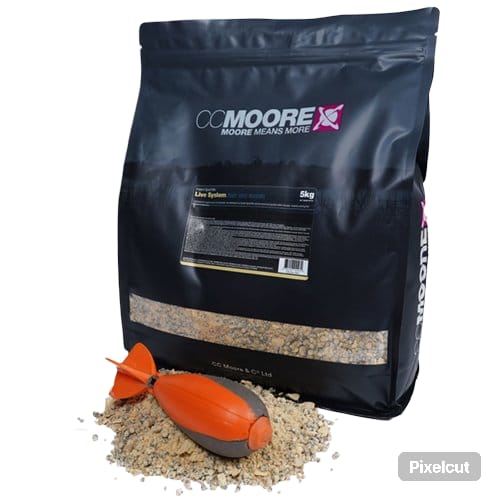El CC Moore Live System Instant Spod Mix es un cebo de referencia dentro del mundo del carpfishing, diseñado para ofrecer una atracción inmediata y duradera