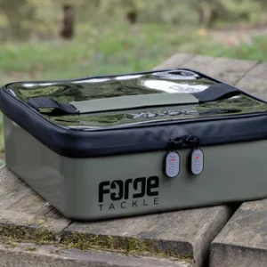 El Forge Tackle EVA System Pouch – L ofrece una solución más amplia para organizar y proteger tu equipo de pesca. Con 4,5 litros de capacidad