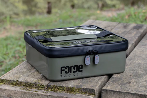 El Forge Tackle EVA System Pouch – L ofrece una solución más amplia para organizar y proteger tu equipo de pesca. Con 4,5 litros de capacidad