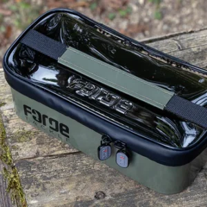 El Forge Tackle EVA System Pouch – L ofrece una solución más amplia para organizar y proteger tu equipo de pesca. Con 4,5 litros de capacidad
