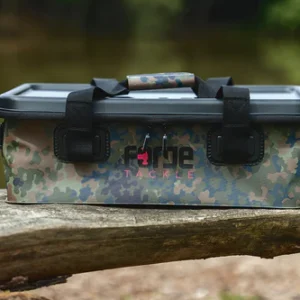 La Forge Tackle Eva FTR Camo Bag Low Profile XL ha sido diseñada para maximizar el espacio y mantener tu equipo de pesca pequeño organizado y protegido.