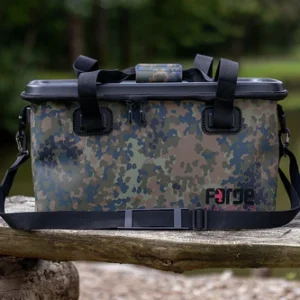 La Forge Tackle Eva FTR Camo Carryall-XXL es perfecta para pescadores que buscan versatilidad, durabilidad y protección total del equipo.