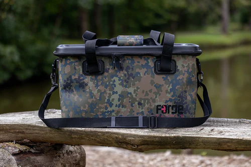 La Forge Tackle Eva FTR Camo Carryall-XXL es perfecta para pescadores que buscan versatilidad, durabilidad y protección total del equipo.