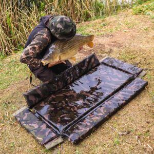 Fox Moqueta Camolite Welded Flat es una moqueta de alta protección diseñada para garantizar el máximo cuidado de las carpas durante su manipulación