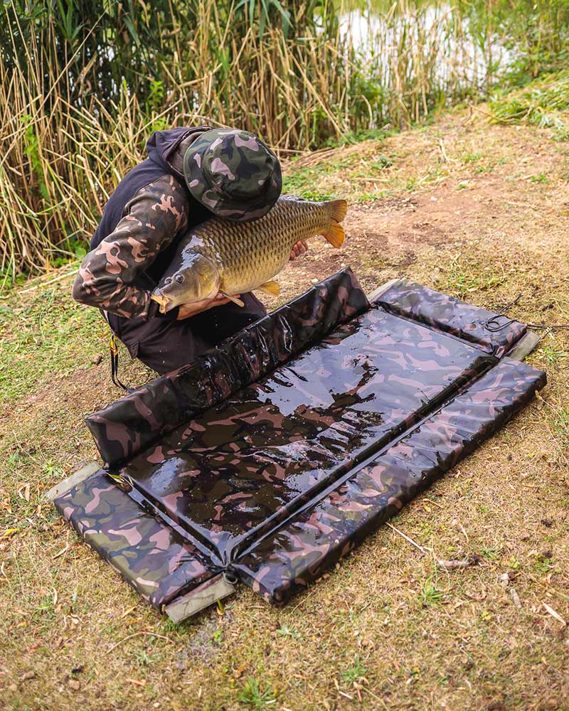 Fox Moqueta Camolite Welded Flat es una moqueta de alta protección diseñada para garantizar el máximo cuidado de las carpas durante su manipulación