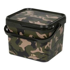 Fox Cubo Camo 12L es un cubo diseñado pensando en la comodidad, la resistencia y la funcionalidad para todo tipo de sesiones de pesca.