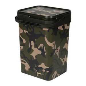 Fox Cubo Camo 24L es un cubo diseñado pensando en la comodidad, la resistencia y la funcionalidad para todo tipo de sesiones de pesca.