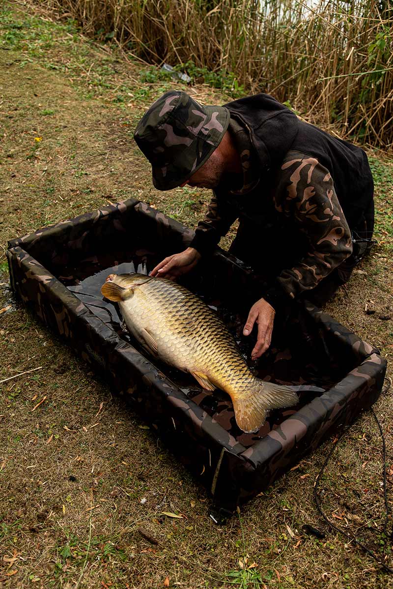Fox Moqueta Camolite Welded Flat es una moqueta de alta protección diseñada para garantizar el máximo cuidado de las carpas durante su manipulación
