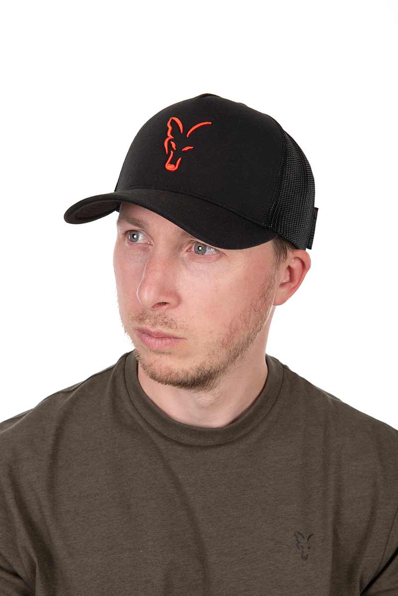 La Fox Gorra Trucker Negro-Naranja destaca por su estilo moderno y su gran funcionalidad, convirtiéndose en el complemento perfecto.
