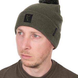 Fox Gorro Bobble Verde-Negro combina estilo, calidez y comodidad en un diseño moderno pensado para pescadores y amantes de la vida al aire libre.