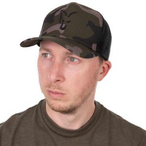 La Fox Gorra Trucker Camo combina el estilo clásico trucker con un diseño funcional pensado para los amantes de la pesca y la vida al aire libre.