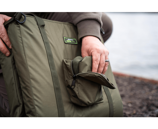 La Korum Supa Lite Moqueta imprescindible para cualquier pescador móvil que valore la protección del pez y la comodidad durante sus jornadas.