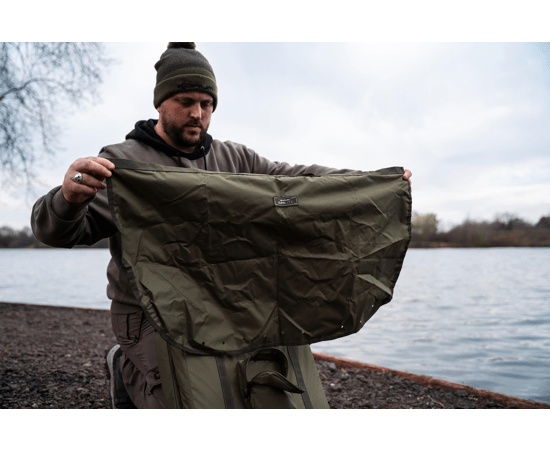 La Korum Supa Lite Moqueta imprescindible para cualquier pescador móvil que valore la protección del pez y la comodidad durante sus jornadas.