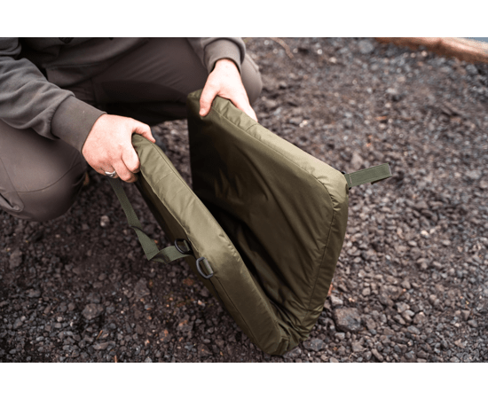 La Korum Supa Lite Moqueta imprescindible para cualquier pescador móvil que valore la protección del pez y la comodidad durante sus jornadas.