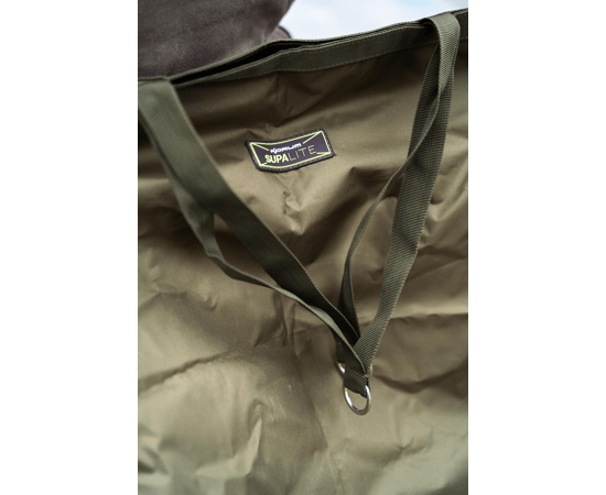 La Korum Supa Lite Moqueta imprescindible para cualquier pescador móvil que valore la protección del pez y la comodidad durante sus jornadas.