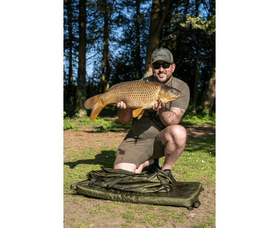 La Korum Supa Lite Moqueta imprescindible para cualquier pescador móvil que valore la protección del pez y la comodidad durante sus jornadas.