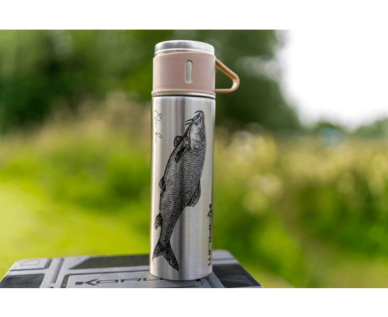 El Korum Termo Barbel 500ml forma parte de la serie Korum Classic, una gama pensada para los pescadores que disfrutan de la tradición y el estilo clásico.
