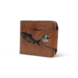 La Korum Cartera Clásica Barbel es un accesorio práctico y elegante, pensado para los pescadores que buscan funcionalidad y estilo en sus complementos.