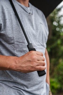 El Korda Compac Paraguas Dark Kamo está diseñado para ofrecer protección total frente al sol o la lluvia sin comprometer la comodidad ni el estilo.