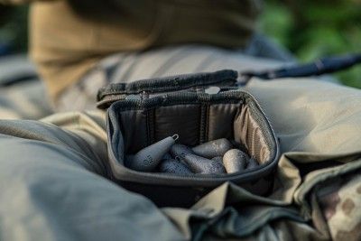 La Korda Compac 70 Tackle Pouch Dark Kamo es una bolsa compacta, resistente y funcional, diseñada para ofrecer la máxima eficiencia en el almacenamiento