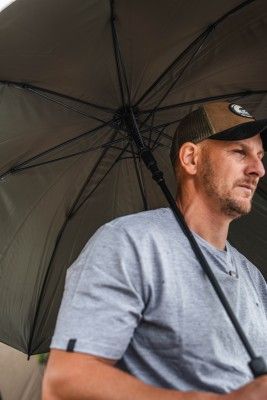 El Korda Compac Paraguas Dark Kamo está diseñado para ofrecer protección total frente al sol o la lluvia sin comprometer la comodidad ni el estilo.