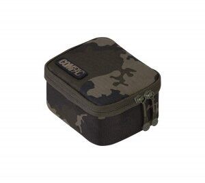 La Korda Compac 100 Tackle Pouch Dark Kamo es una bolsa versátil y resistente, diseñada para mantener tus accesorios de pesca organizados.