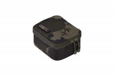 La Korda Compac 100 Tackle Pouch Dark Kamo es una bolsa versátil y resistente, diseñada para mantener tus accesorios de pesca organizados.