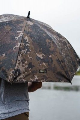 El Korda Compac Paraguas Dark Kamo está diseñado para ofrecer protección total frente al sol o la lluvia sin comprometer la comodidad ni el estilo.